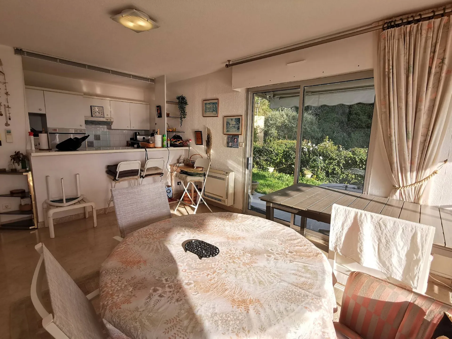 Appartement T3 Cassis en rez-de-jardin dans résidence de standing avec garage, parking et échappée sur mer. 