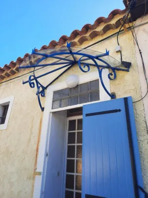 VENTE POSE FABRICATIO MARQUISE EN FER FORGE SUR MESURE A MARTIGUES BOUCHES DU RHONE PARTICULIER HOTEL COMMERCE