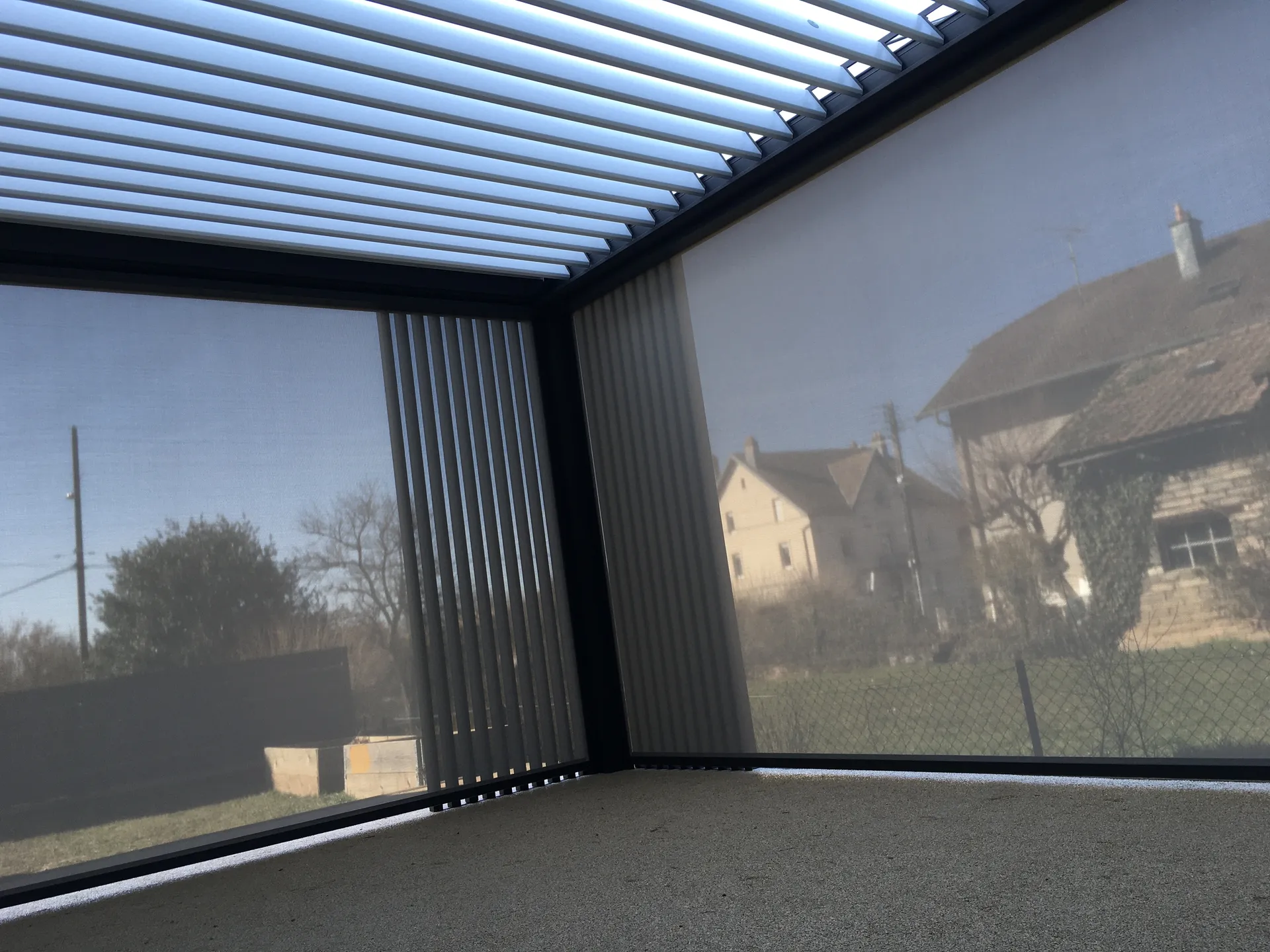 pergola bioclimatique avec leds intégrés dans les lames à Danjoutin