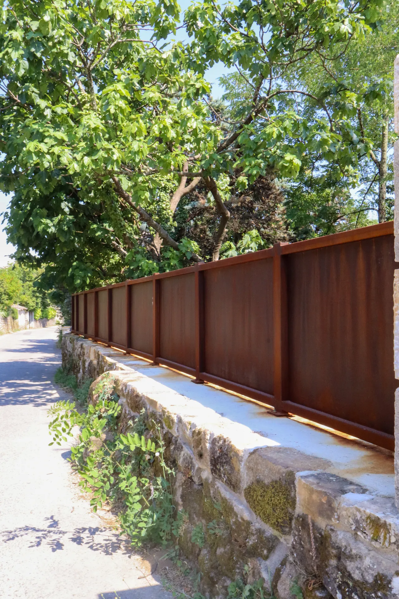 Portail électrique en fer effet rouille aux portes des Cévennes par Willy Menuiserie