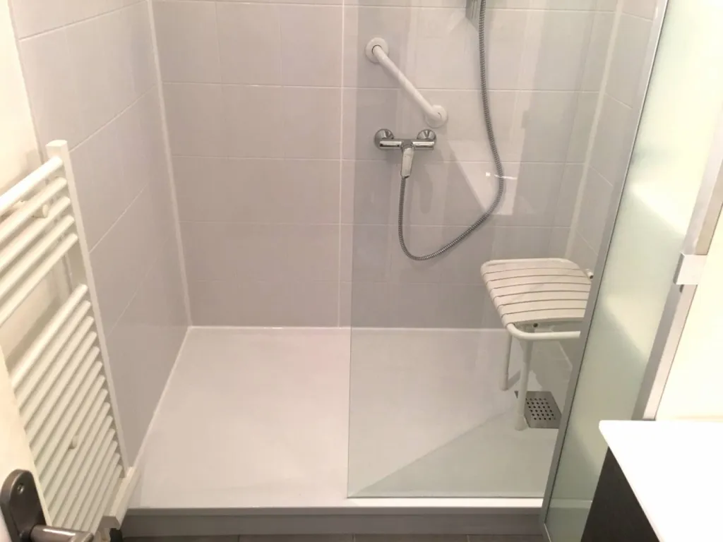 Remplacement baignoire par douche sénior sécurisée