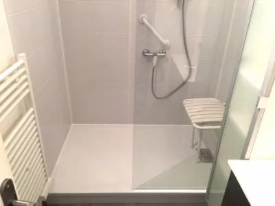 Remplacement baignoire par douche sénior sécurisée