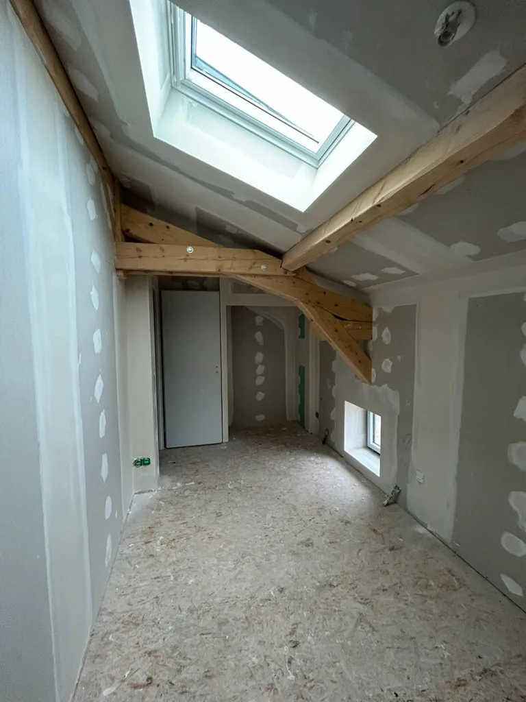 Isolation thermique intérieure (ITI) et cloisonnement réalisée lors de la surélévation de maison pour améliorer les performances énergétiques à Villefranche-sur-Saône
