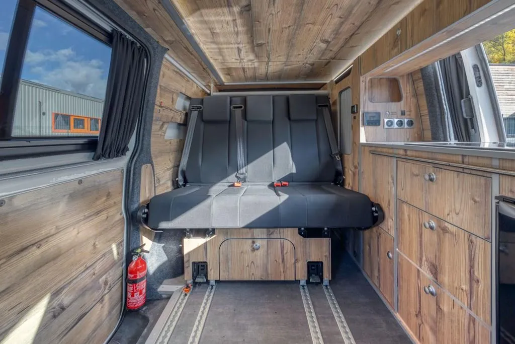 Aménager son VW T6 Court à Chambéry : van compact à finition bois grange pour les escapades savoyardes