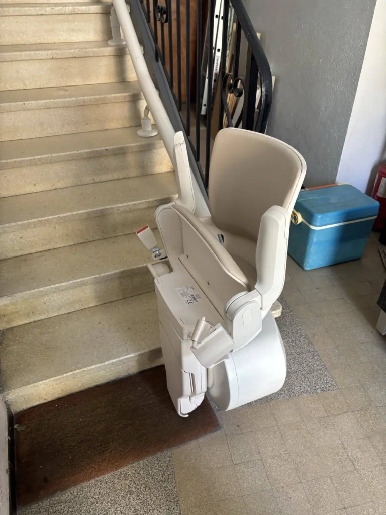 Design, confort, silence et sécurité pour ce fauteuil monte escalier OTOLIFT SMART dans une copropriété sur 3 niveaux entre Marseille et Toulon