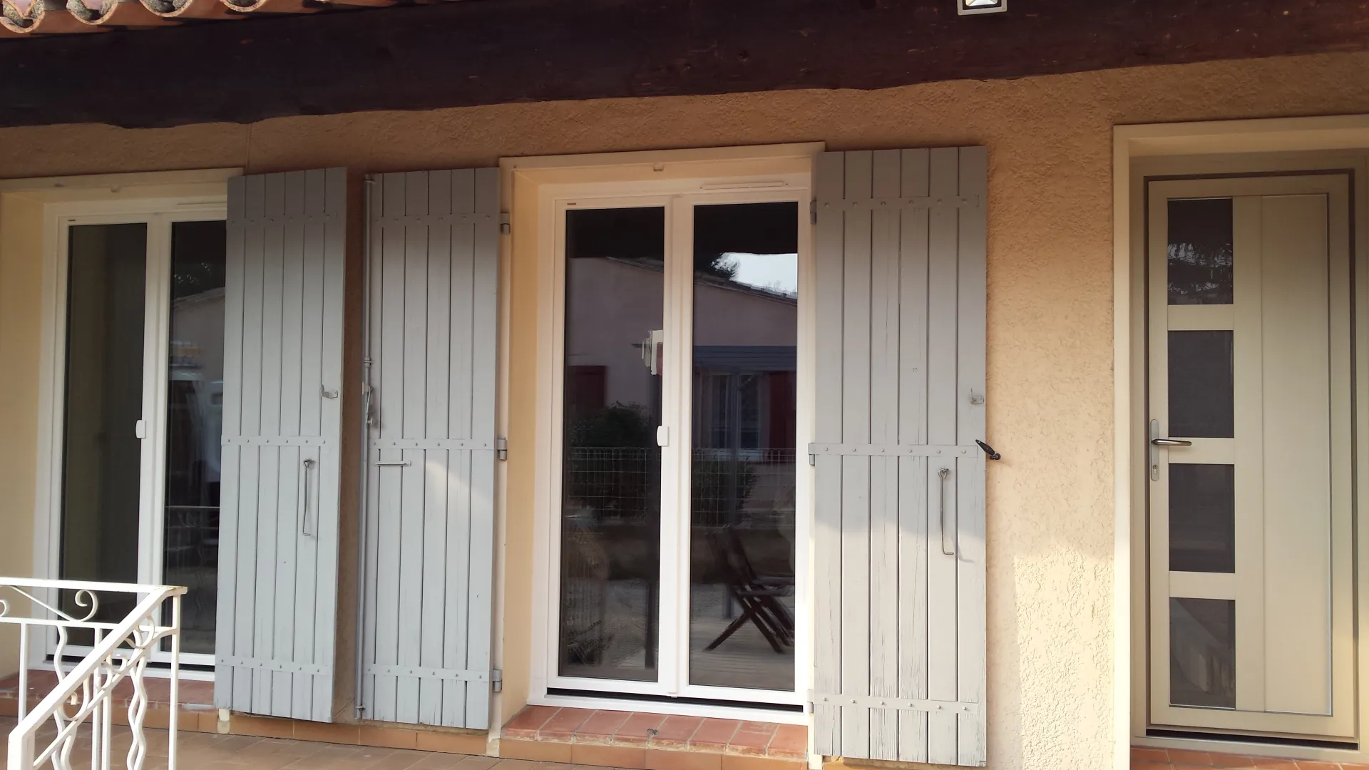 Fabricant de volets battants bois à lames verticales à Aix en Provence