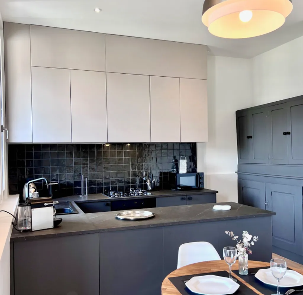 Création d'une cuisine design noire et beige sur-mesure à Toulouse