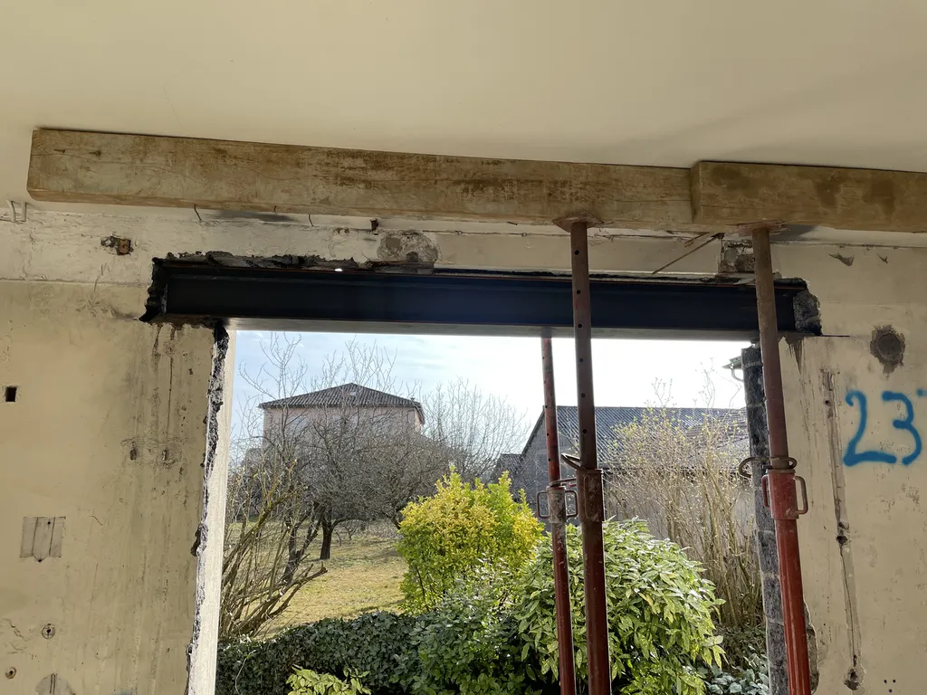 Travaux d’agrandissement d’une petite fenêtre existante pour créer une baie vitrée lors de l’ouverture du mur porteur à Belleville-en-Beaujolais (Rhône – 69)