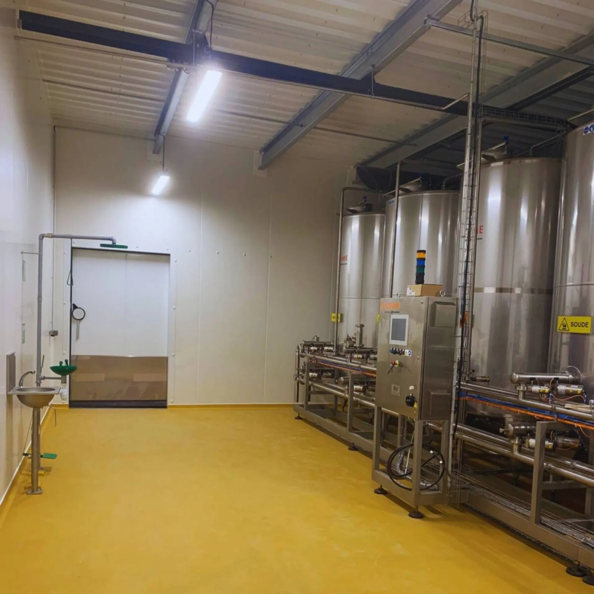 création de chambre froide industrielle agroalimentaire avec portes isothermes de service coulissante 