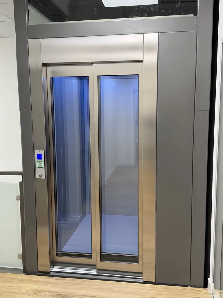 Cabine PMR 1100x1400 mm pour cet élévateur PMR VIMEC E10 à l’Office de Tourisme de Nice : une accessibilité renforcée pour tous