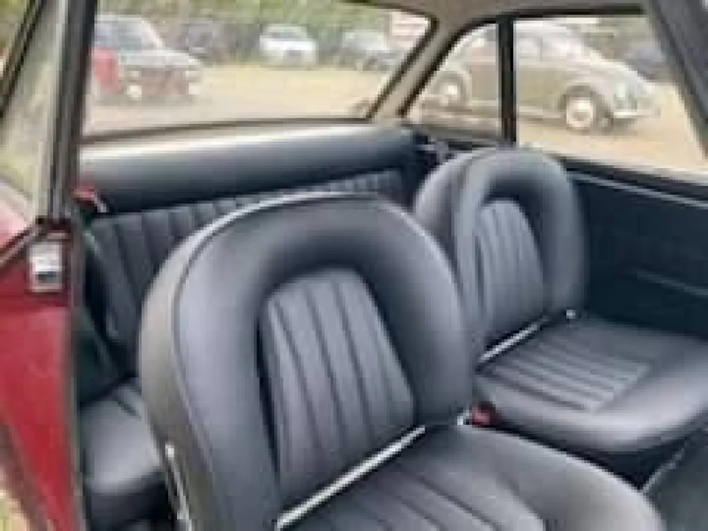 Rénovation de l'intérieur complet d'une voiture ancienne à bordeaux