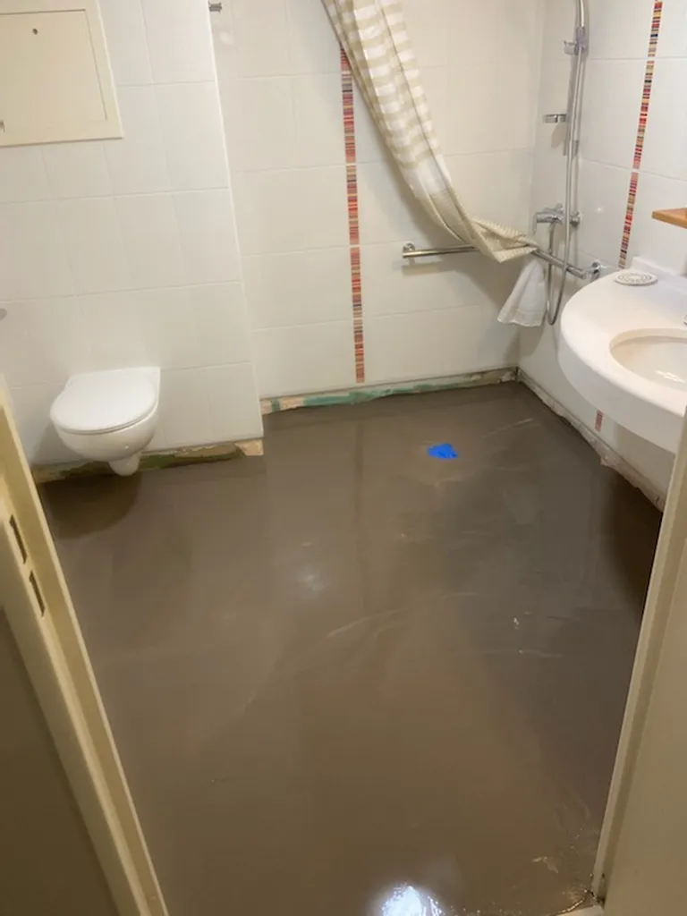 Transformation de salle de bains en accessibilité PMR avec installation sanitaire et carrelage de douche à Sète