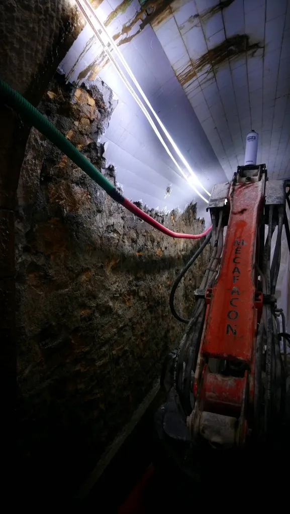 Dépose de faïence dans un tunnel piéton de La SNCF à Collonges aux Monts d Or.