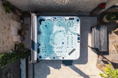 Installation d'un spa 5 places à Vergèze (30), proche de Vauvert, modèle ALMÉRIA de Quality Spa sur une terrasse. - MCR Piscines et Spas - Gard