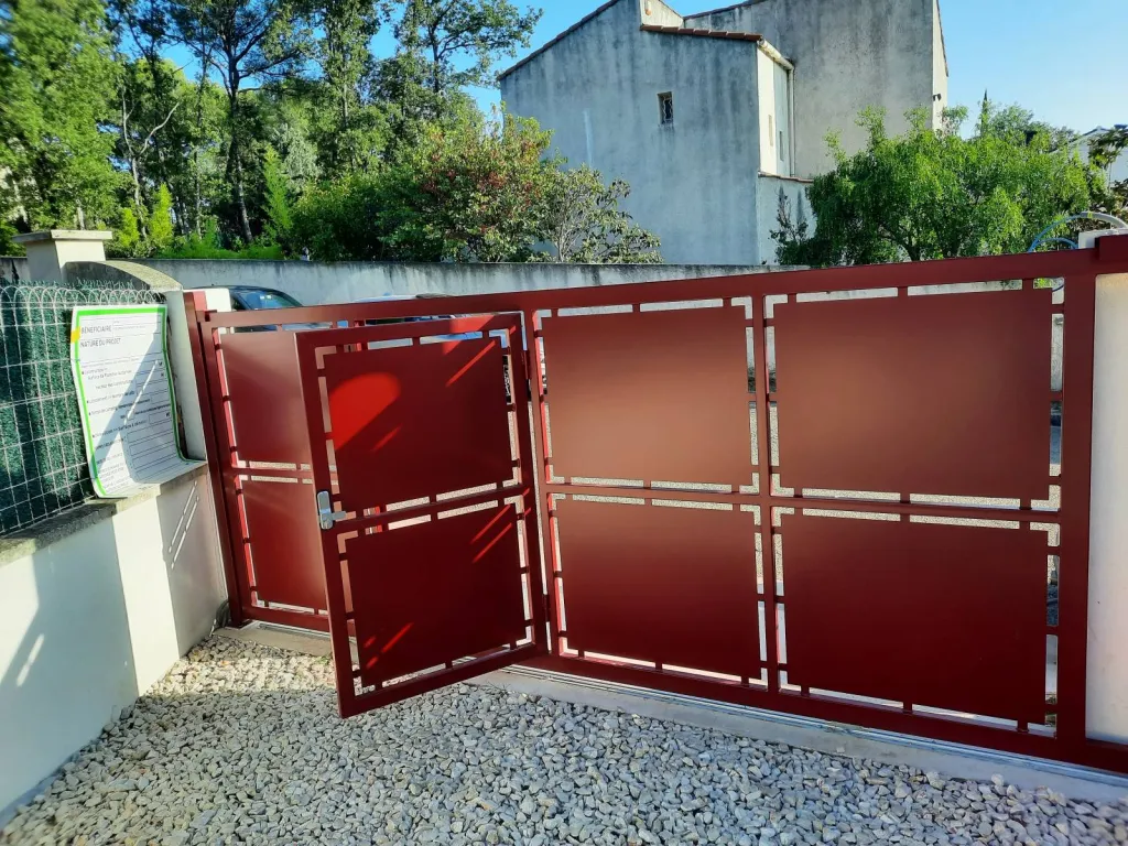 FABRICATION ET POSE PORTAIL FER FORGE SUR MESURE AVEC PORTILLON INTEGRE A MARTIGUES 13