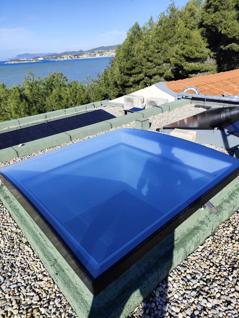 Pose de films solaire anti chaleur sur un puit de lumière et fenêtres chez un particulier au Rove 13