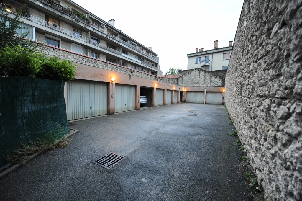 AVIGNON Intra Muros, charmant appartement au calme, excellente situation   