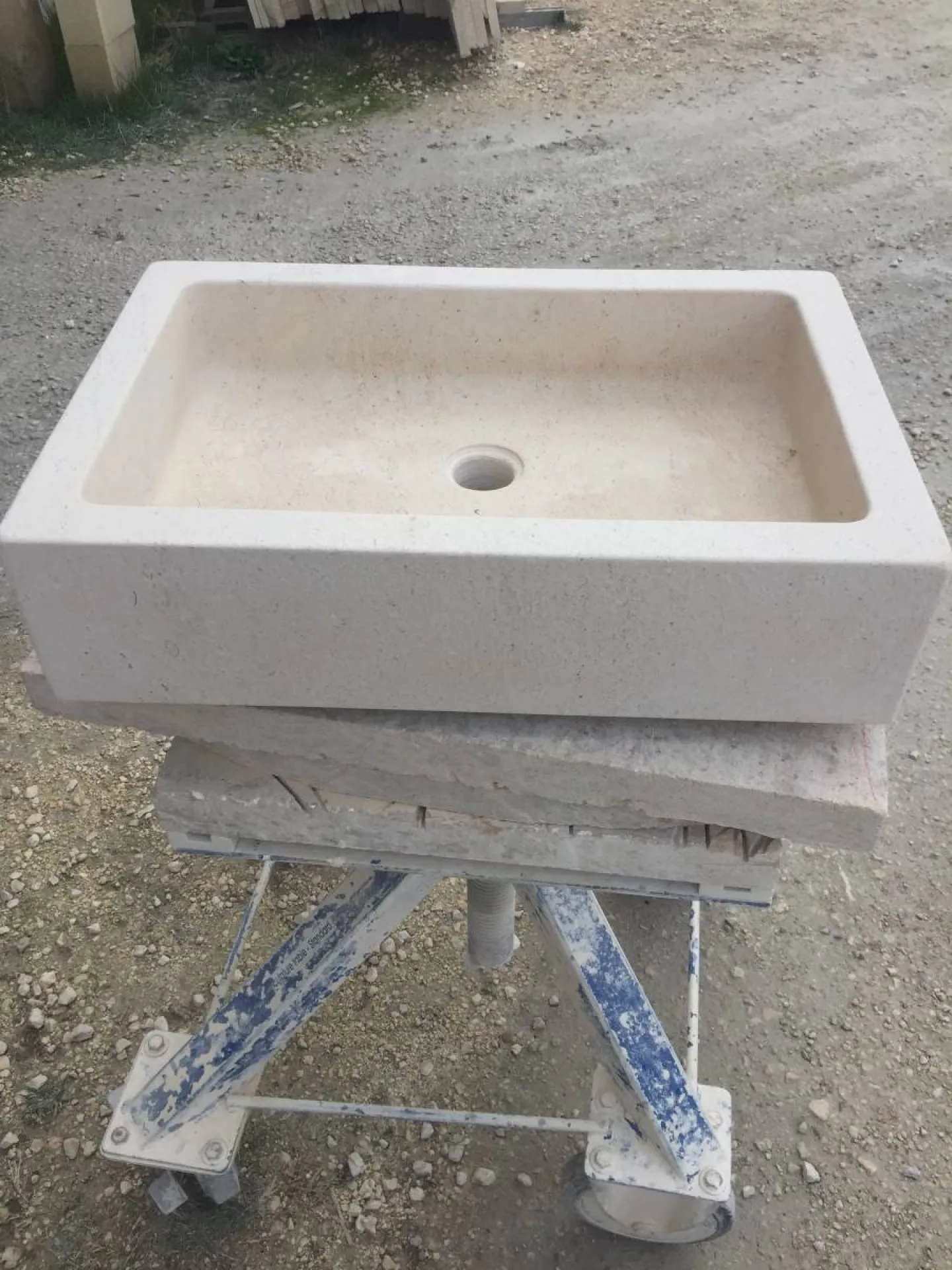 Taille de pierre naturelle atelier proche Uzès, Bagnols-sur-Cèze, Orange et Avignon