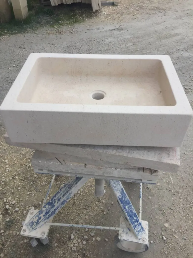 Taille de pierre naturelle atelier proche Uzès, Bagnols-sur-Cèze, Orange et Avignon