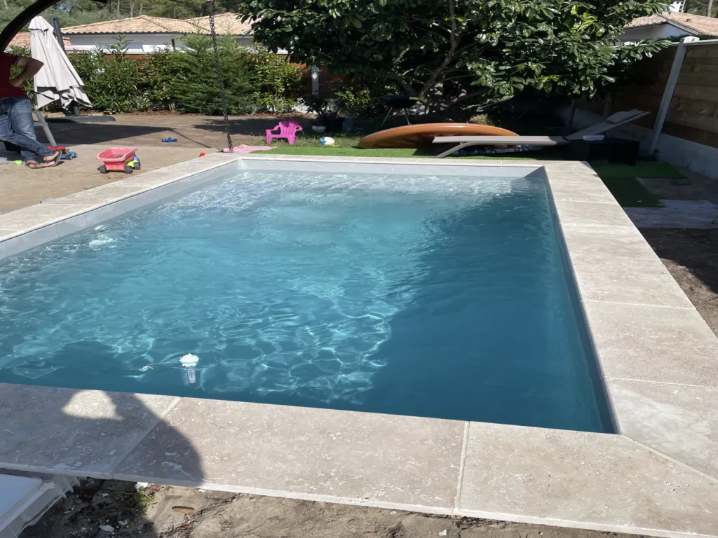Pose d'une piscine coque à fond incliné à Le Barp en Gironde