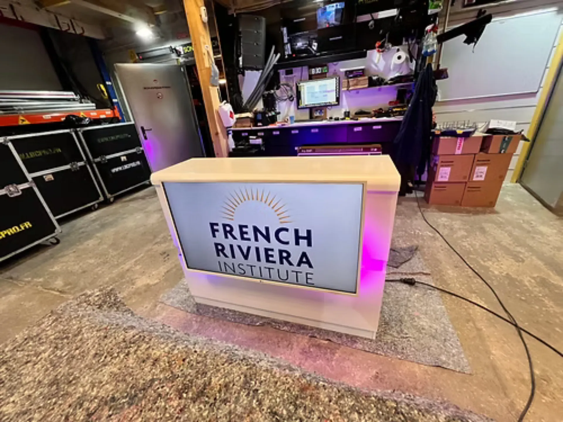 DESK BLANC AVEC ECRAN 43' 107CM DESK 3