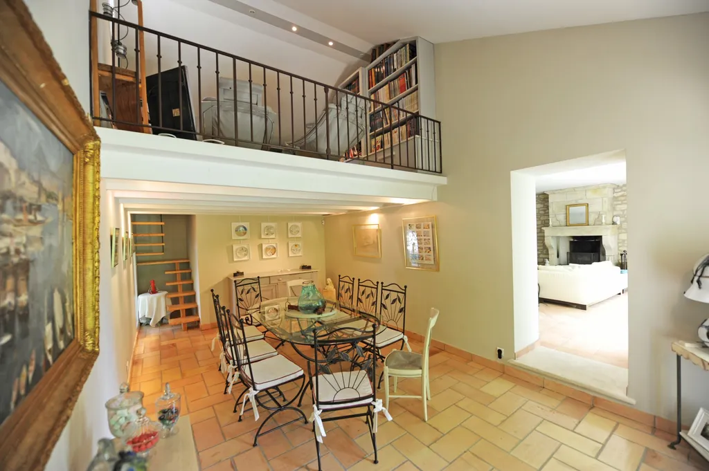 Pernes les Fontaines, Mas en pierres rénové avec piscine à proximité d'un village   