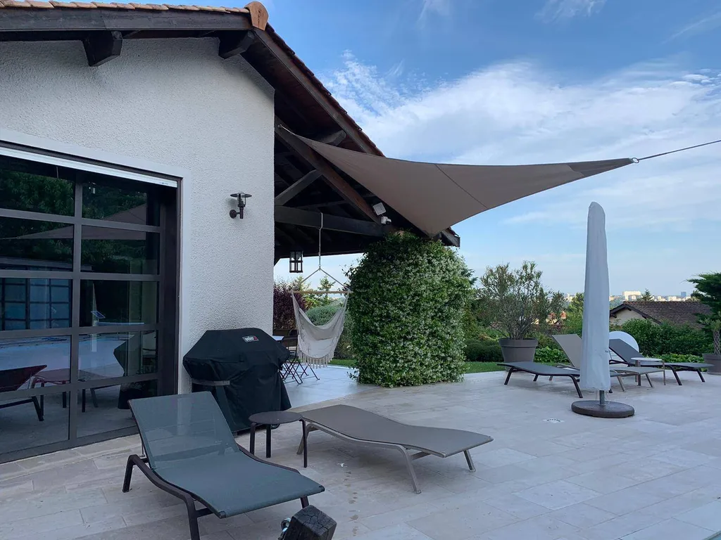 Les Voiles de Lyon, votre prestataire spécialisé dans les voiles d'ombrage pour les particuliers et les professionnels à Lyon et sa région