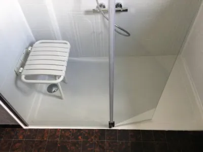 Remplacement baignoire par douche senior sécurisée