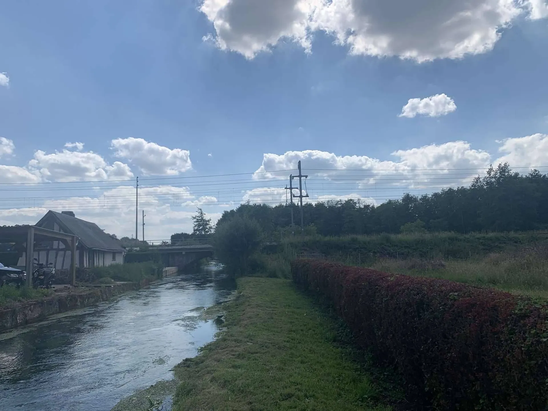 DANS LA VALLEE DE LA RISLE (EURE) MANOIR NORMAND EN PIERRES ET COLOMBAGES