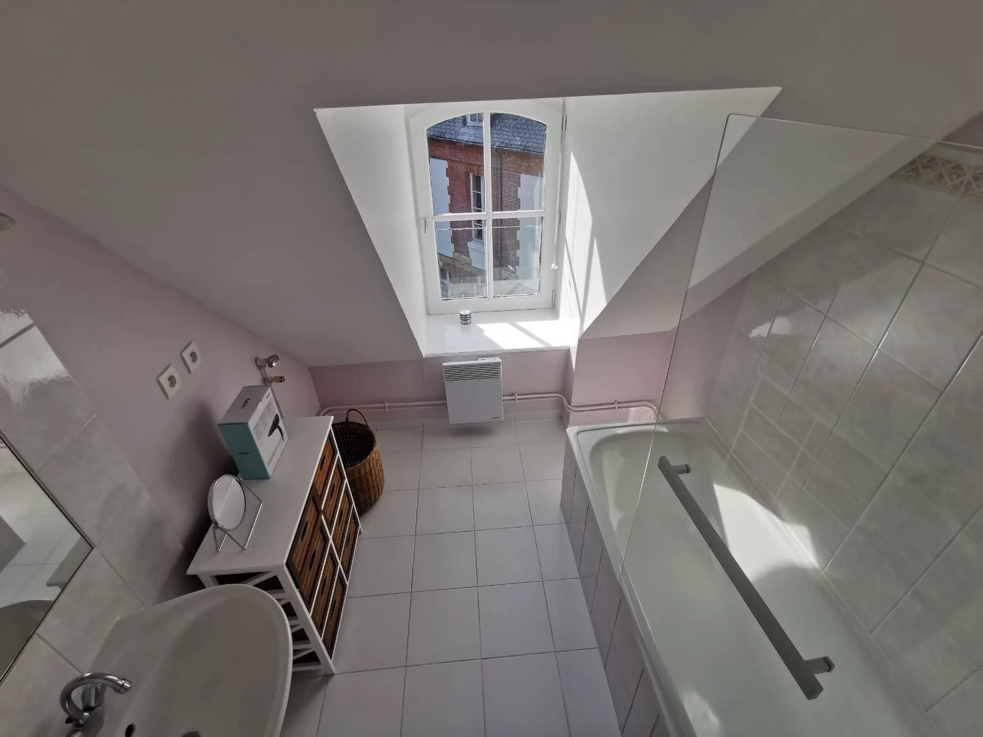 A acheter, magnifique appartement, type F1, entièrement restauré, idéalement situé dans le cadre authentique d’Honfleur 14600 à quelques pas des commodités.