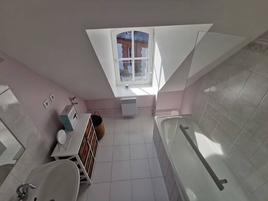 A acheter, magnifique appartement, type F1, entièrement restauré, idéalement situé dans le cadre authentique d’Honfleur 14600 à quelques pas des commodités.