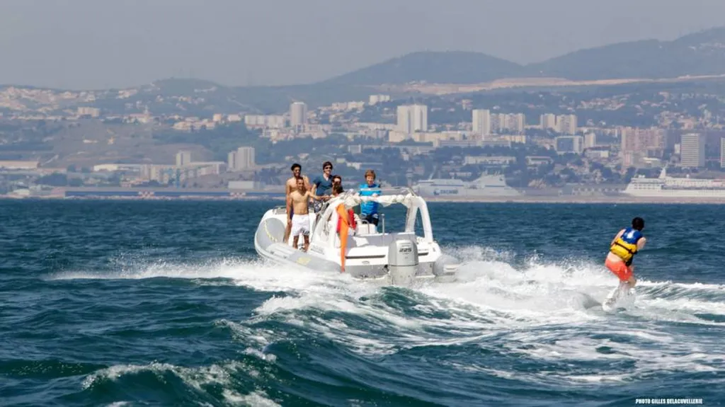 bouée tractée et wakeboard dans la rade de Marseille.
