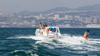 bouée tractée et wakeboard dans la rade de Marseille.