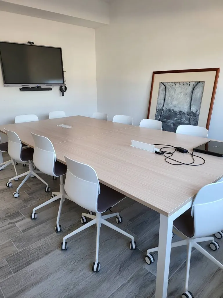 Salle de réunion Astro avec électrification chaises Sokoa à Fréjus