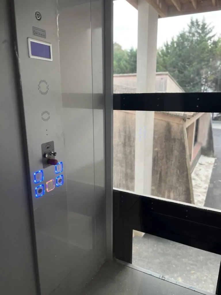 La cabine du VIMEC E10 élévateur vertical  intègre tout ce qu'il faut pour acceuillir les personnes en situation de handicap à Saint-Cannat