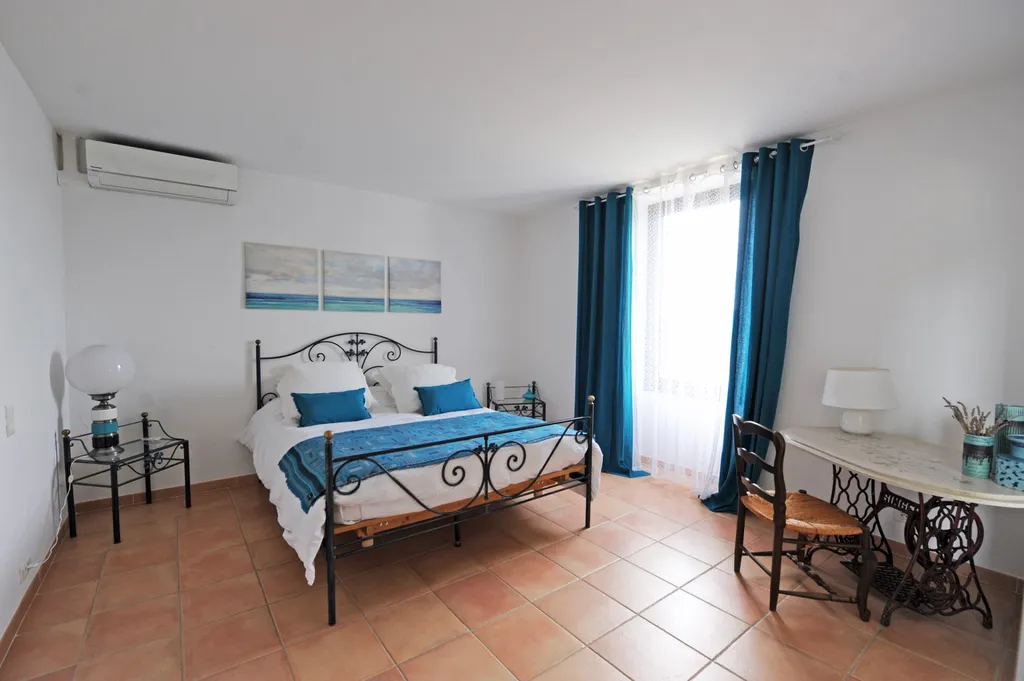 Pernes les Fontaines, Mas en pierres rénové avec piscine à proximité d'un village   