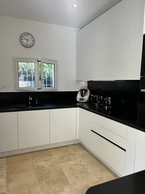 Exemple de conception de cuisine italienne de standing moderne blanc et noir à Six Fours dans le Var