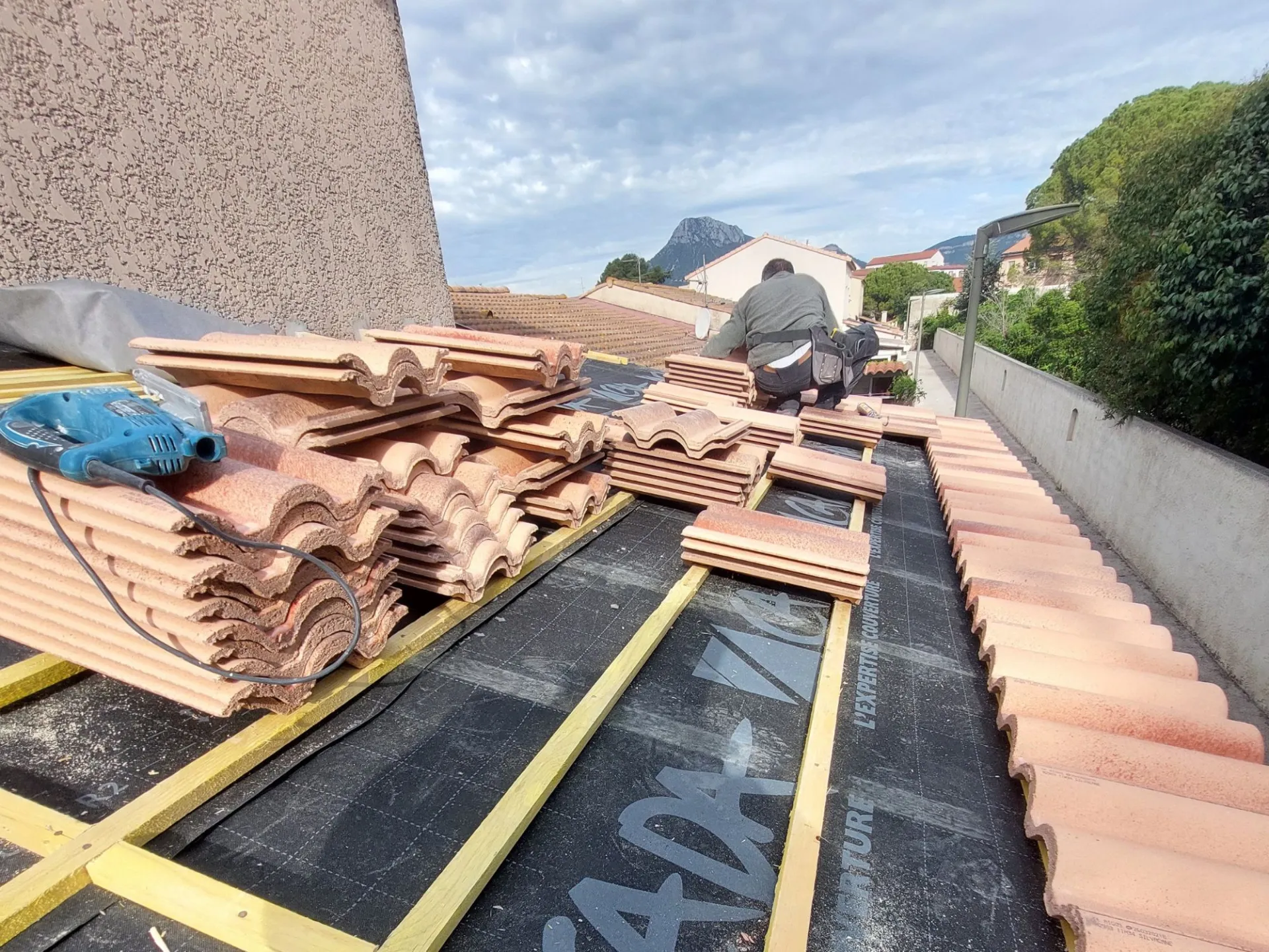 Rénovation d'une toiture incluant la charpente, la couverture et la zinguerie à Cuers dans le Var