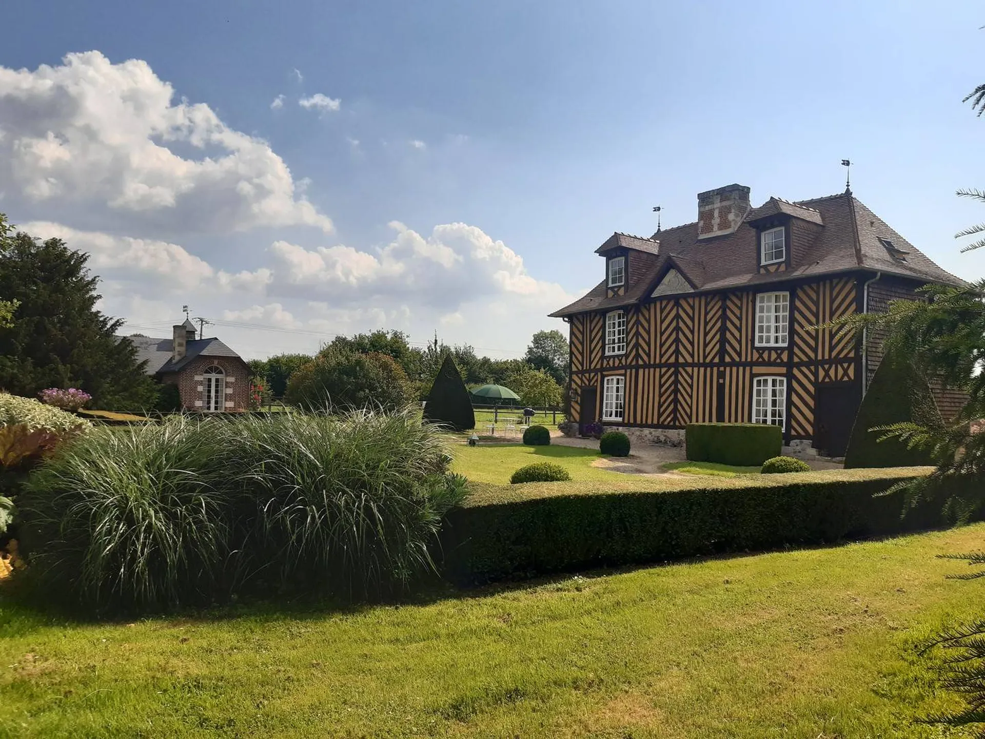 Au cœur du Pays d'Auge, bel ensemble normand composé d'un Manoir du XVIIème siècle et de ses dépendances réhabilitées, sur 1Ha9a de terres.