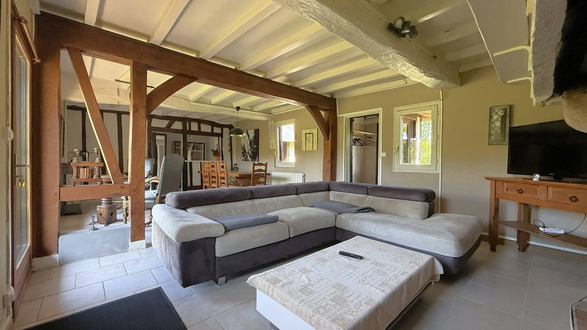 À vendre : propriété avec garage, abris de jardin et dépendances : Infrastructures complètes pour un usage résidentiel ou professionnel.