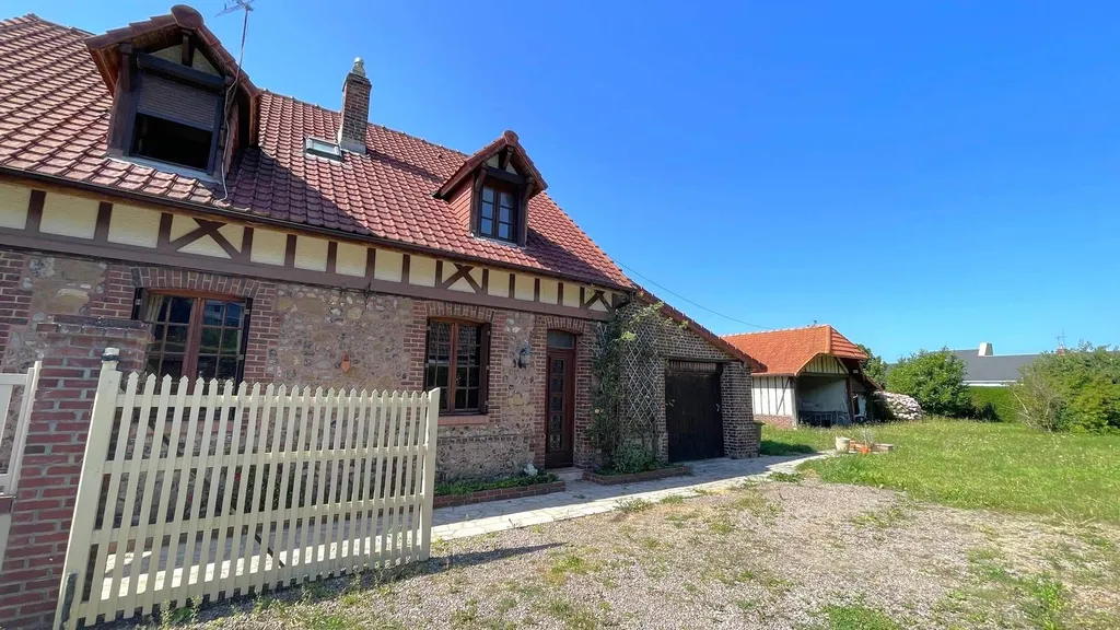 Maison de caractère à vendre en Normandie** : Idéal pour les amateurs d'authenticité, avec de nombreux espaces et un charme indéniable.