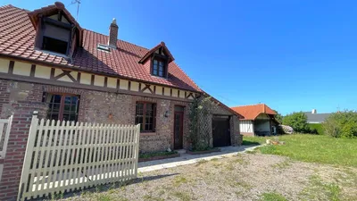 Maison de caractère à vendre en Normandie** : Idéal pour les amateurs d'authenticité, avec de nombreux espaces et un charme indéniable.