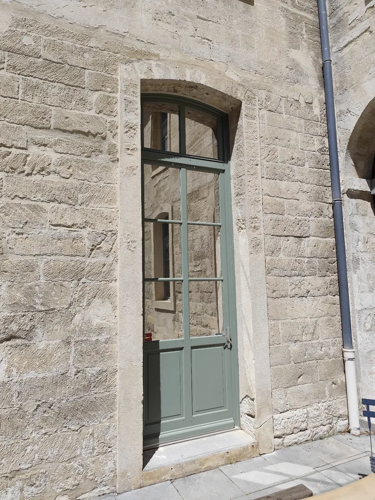 POSE DE FILMS ADHÉSIF SOLAIRE ANTI CHALEUR SUR PORTES FENÊTRES UNIVERSITÉ AVIGNON 