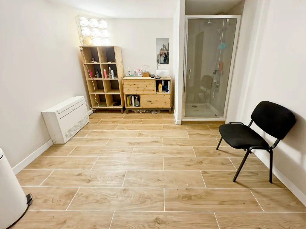 A saisir magnifique appartement de 150 m2 habitables avec cour terrasse de 146 m² sur lima commune de ELBEUF 76500