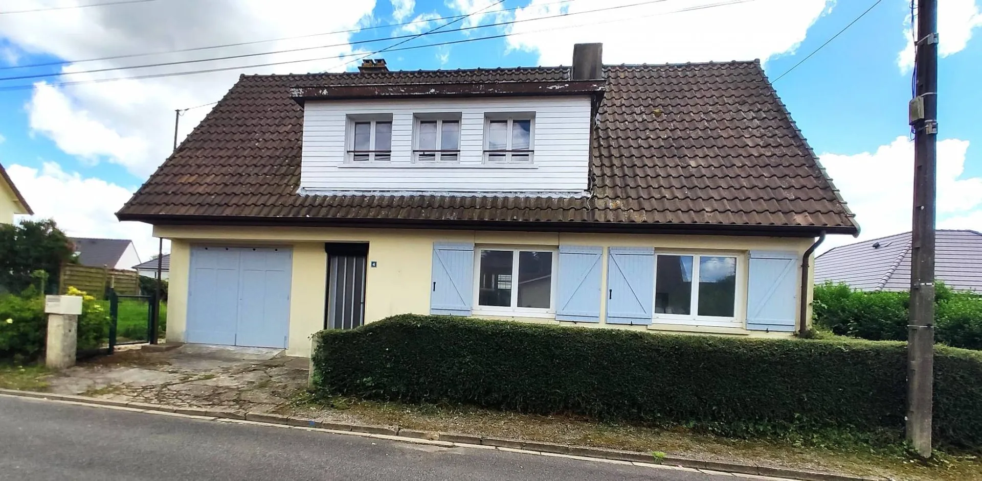 À Embreville, maison familiale 103 m², 5 pièces avec jardin, garage, cave et terrain de 351 m², beau potentiel.