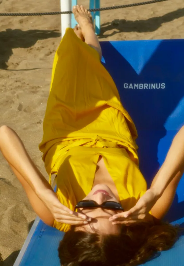 Laura Urbinati, des imprimés et des couleurs intemporels, des tissus fins.