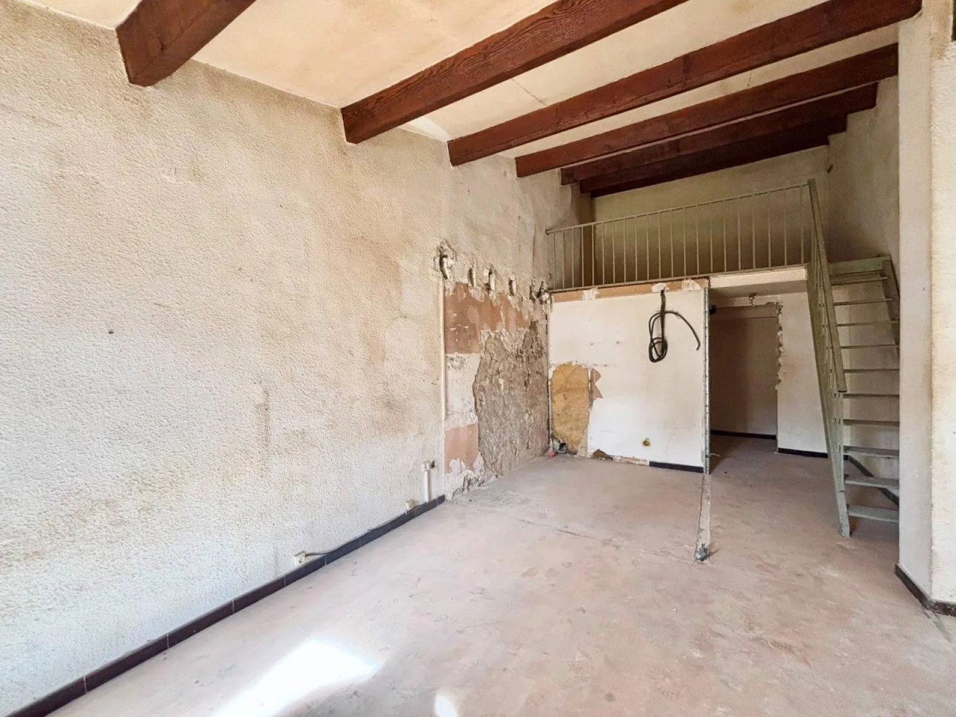 Vente appartement T2/3 Aubagne  en dernier étage d'un petit immeuble du centre historique