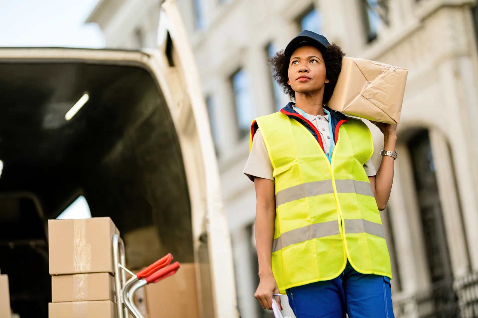 Activité de logistique urbaine et de livraison de marchandises dans un environnement professionnel dense.
