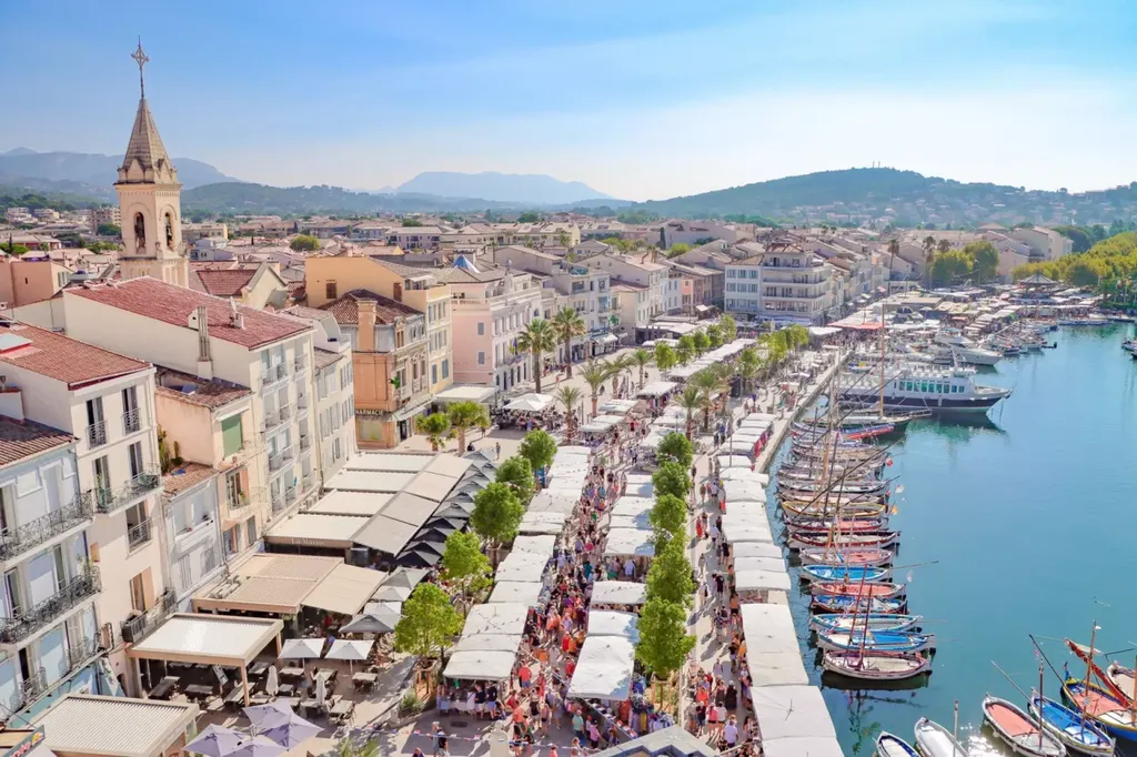 Escapade à Sanary et Six-Fours : marché provençal, déjeuner bouillabaisse traditionnelle au Saint-Pierre et détente au port du Brusc
