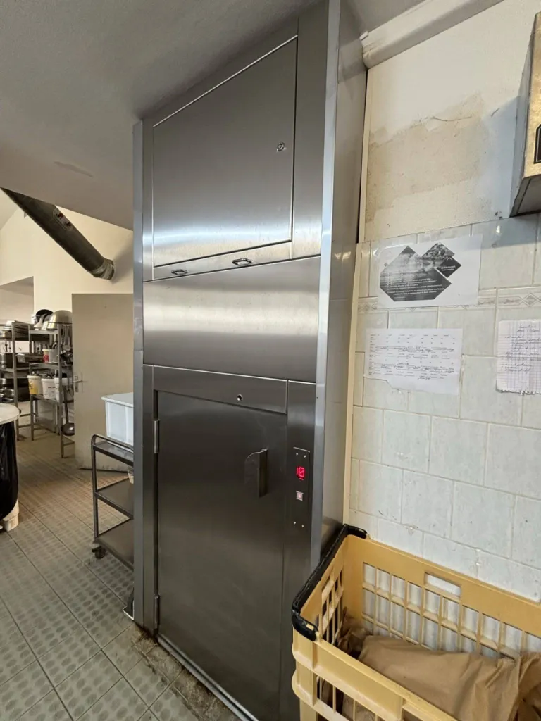 Finition inox alimentaire de ce monte charges dans cette cuisine dans ce centre de loisirs près de Marseille